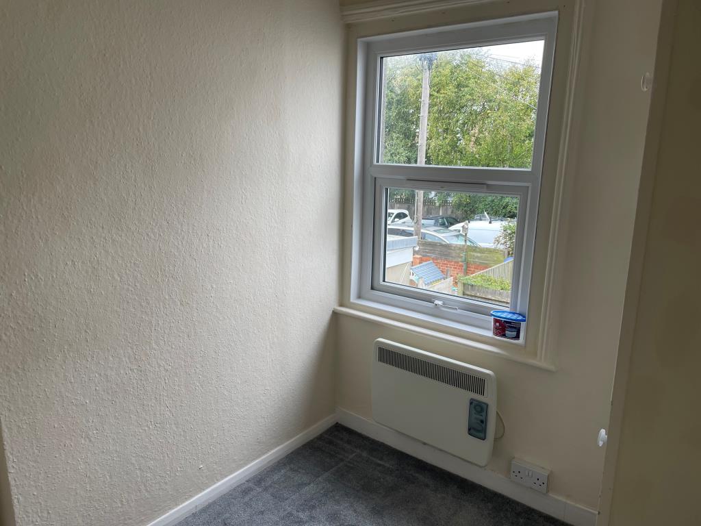 Lot: 42 - THREE-BEDROOM HOUSE WITH POTENTIAL - Third rear double bedroom